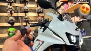 युवाओं की धड़कन बनी Yamaha R15 V4: जबरदस्त लुक और हाईटेक फीचर्स के साथ लॉन्च